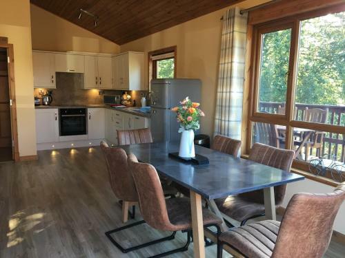 Silver Birch Lodge With Hot Tub Near Cupar Fife