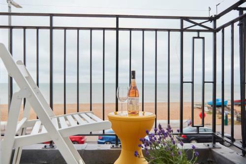 Spacious Beach Front Apartment With Stunning Sea Views