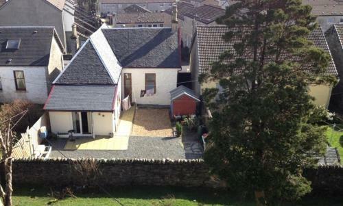 Homely Spacious Cottage In Central Location