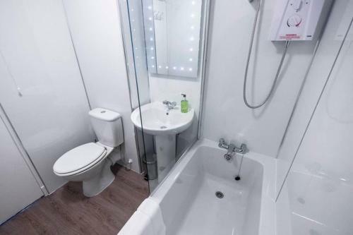 ? Bright, 2 Bedroom West End Apartment ?