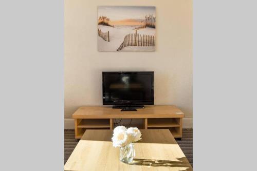 ? Bright, 2 Bedroom West End Apartment ?