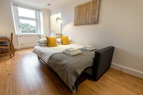 ?bright Apartment, Near University + City Centre?