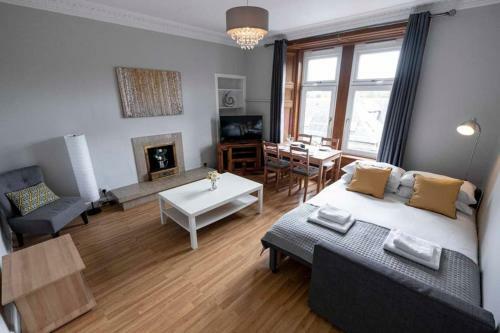 ? Bright, Modern West-end Apartment ?