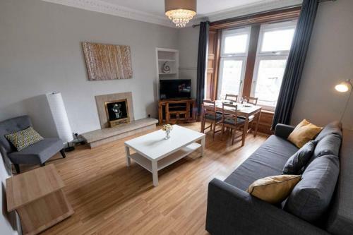 ? Bright, Modern West-end Apartment ?