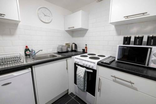 ? Bright, Modern West-end Apartment ?