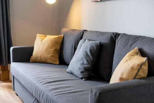 ? Bright, Modern West-end Apartment ?