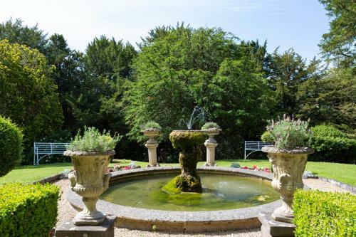 Dursley Chateau Sleeps 18 Pool Wifi