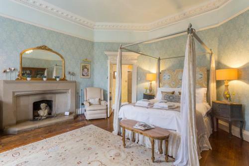 Dursley Chateau Sleeps 18 Pool Wifi