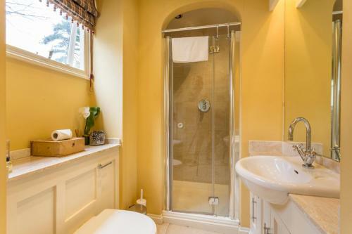Dursley Chateau Sleeps 18 Pool Wifi