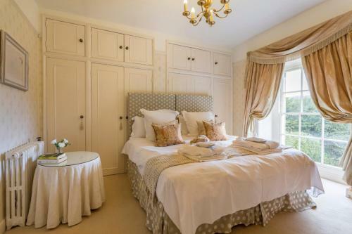 Dursley Chateau Sleeps 18 Pool Wifi