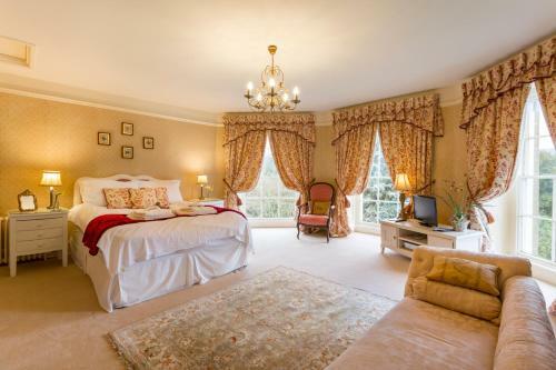 Dursley Chateau Sleeps 18 Pool Wifi