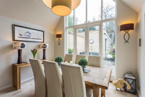 Dursley Chateau Sleeps 18 Pool Wifi
