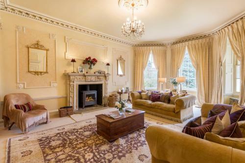 Dursley Chateau Sleeps 18 Pool Wifi