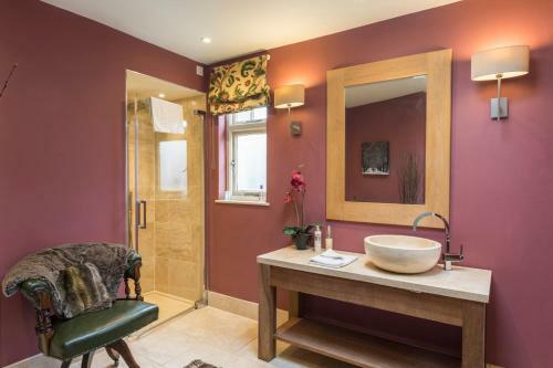 Dursley Chateau Sleeps 18 Pool Wifi
