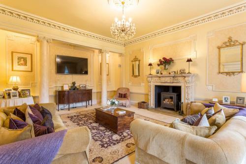 Dursley Chateau Sleeps 18 Pool Wifi