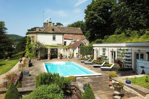 Dursley Chateau Sleeps 18 Pool Wifi