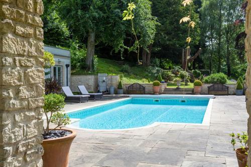 Dursley Chateau Sleeps 18 Pool Wifi