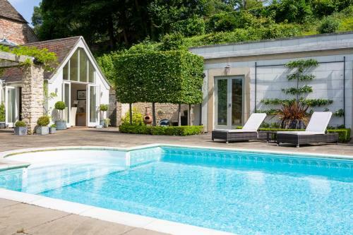 Dursley Chateau Sleeps 18 Pool Wifi