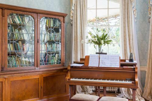 Dursley Chateau Sleeps 18 Pool Wifi