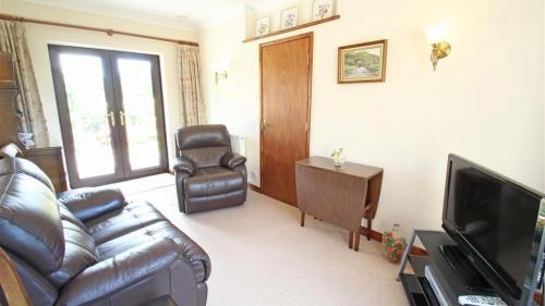 Green Meadows Annexe, Three Crosses