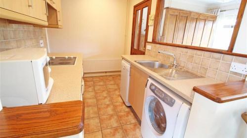 Green Meadows Annexe, Three Crosses