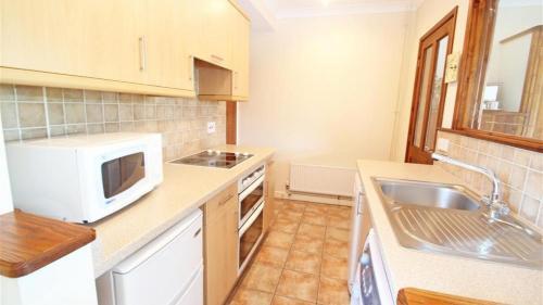 Green Meadows Annexe, Three Crosses