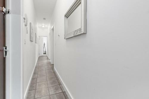 West Ealing Serviced Apartment - 2 Bedroom 2 Bath Parking Near Station