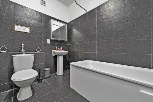 West Ealing Serviced Apartment - 2 Bedroom 2 Bath Parking Near Station