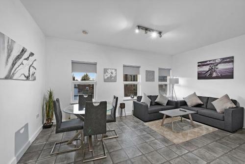 West Ealing Serviced Apartment - 2 Bedroom 2 Bath Parking Near Station