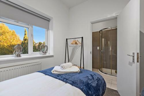 West Ealing Serviced Apartment - 2 Bedroom 2 Bath Parking Near Station