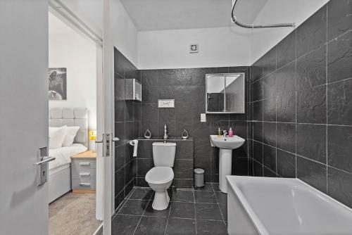 West Ealing Serviced Apartment - 2 Bedroom 2 Bath Parking Near Station