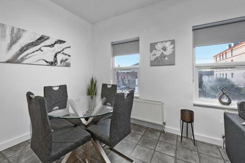 West Ealing Serviced Apartment - 2 Bedroom 2 Bath Parking Near Station