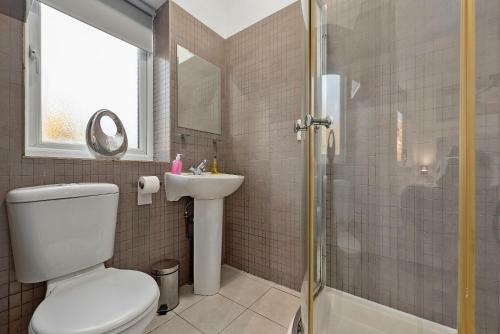 West Ealing Serviced Apartment - 2 Bedroom 2 Bath Parking Near Station