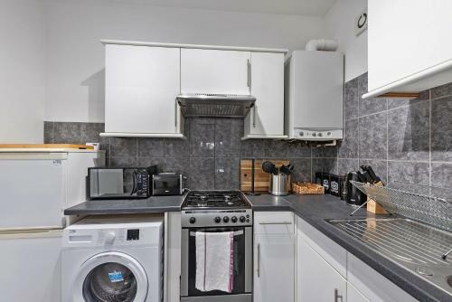 West Ealing Serviced Apartment - 2 Bedroom 2 Bath Parking Near Station
