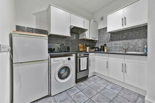 West Ealing Serviced Apartment - 2 Bedroom 2 Bath Parking Near Station