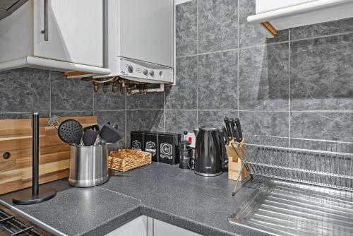 West Ealing Serviced Apartment - 2 Bedroom 2 Bath Parking Near Station