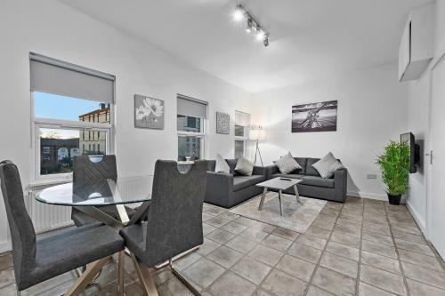 West Ealing Serviced Apartment - 2 Bedroom 2 Bath Parking Near Station