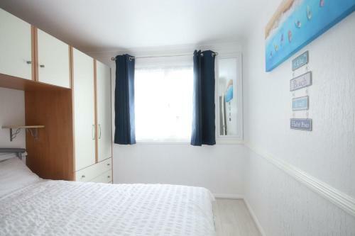 7c Medmerry Park 2 Bedroom Chalet - No Manual Workers Allowed