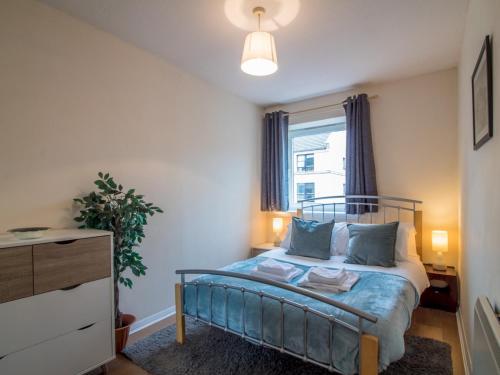 Bright & Tranquil Apartment Close To City Centre