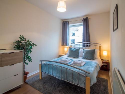 Bright & Tranquil Apartment Close To City Centre