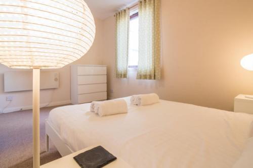Spacious Canal Side Apartment - Free Parking