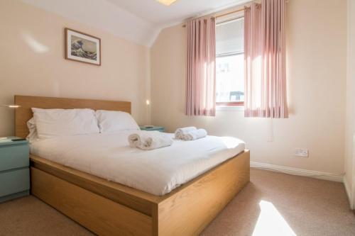 Spacious Canal Side Apartment - Free Parking