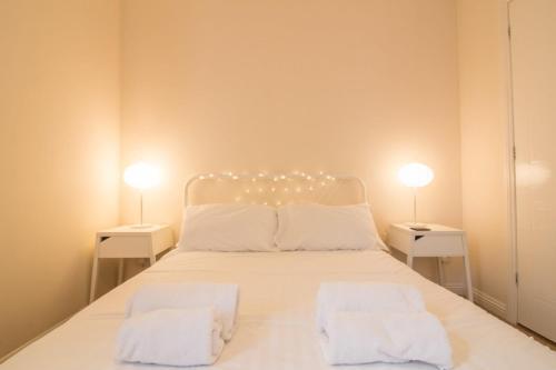 Spacious Canal Side Apartment - Free Parking