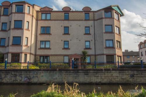 Spacious Canal Side Apartment - Free Parking