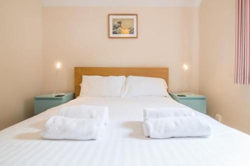 Spacious Canal Side Apartment - Free Parking