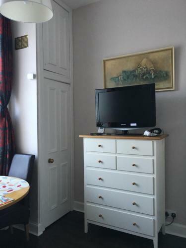 Goldenacre Private Room (Homestay)