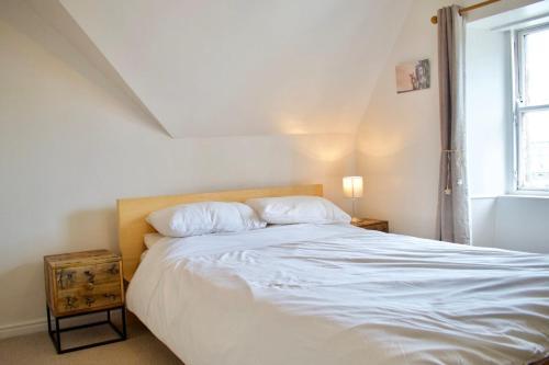Modern & Charming 2 Bed Old Town Apartment - 2 Bed