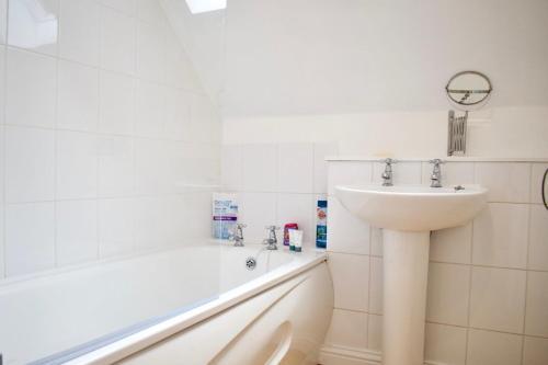 Modern & Charming 2 Bed Old Town Apartment - 2 Bed