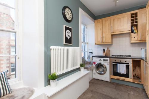 Spacious 4 Bedroom Apartment Near Meadows