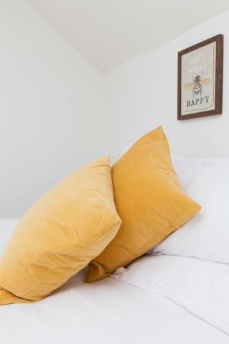 Spacious 4 Bedroom Apartment Near Meadows